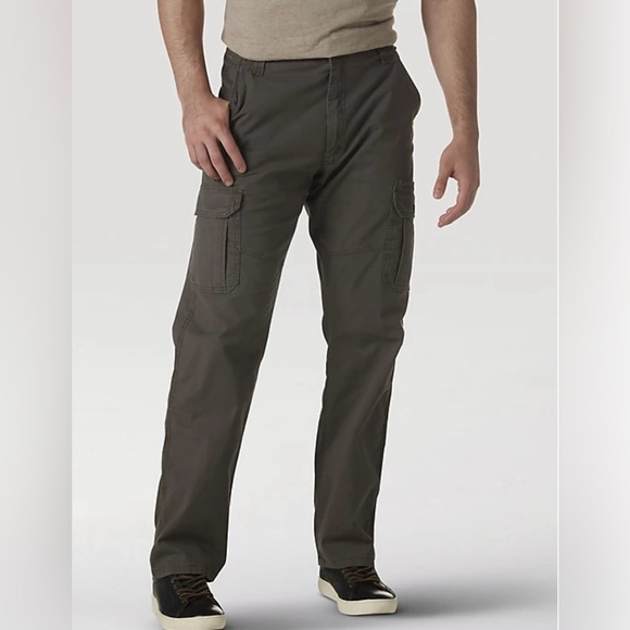 Wrangler Men's Tan Cargo Pants/ size 30-32, dark olive green - Picture 1 of 12